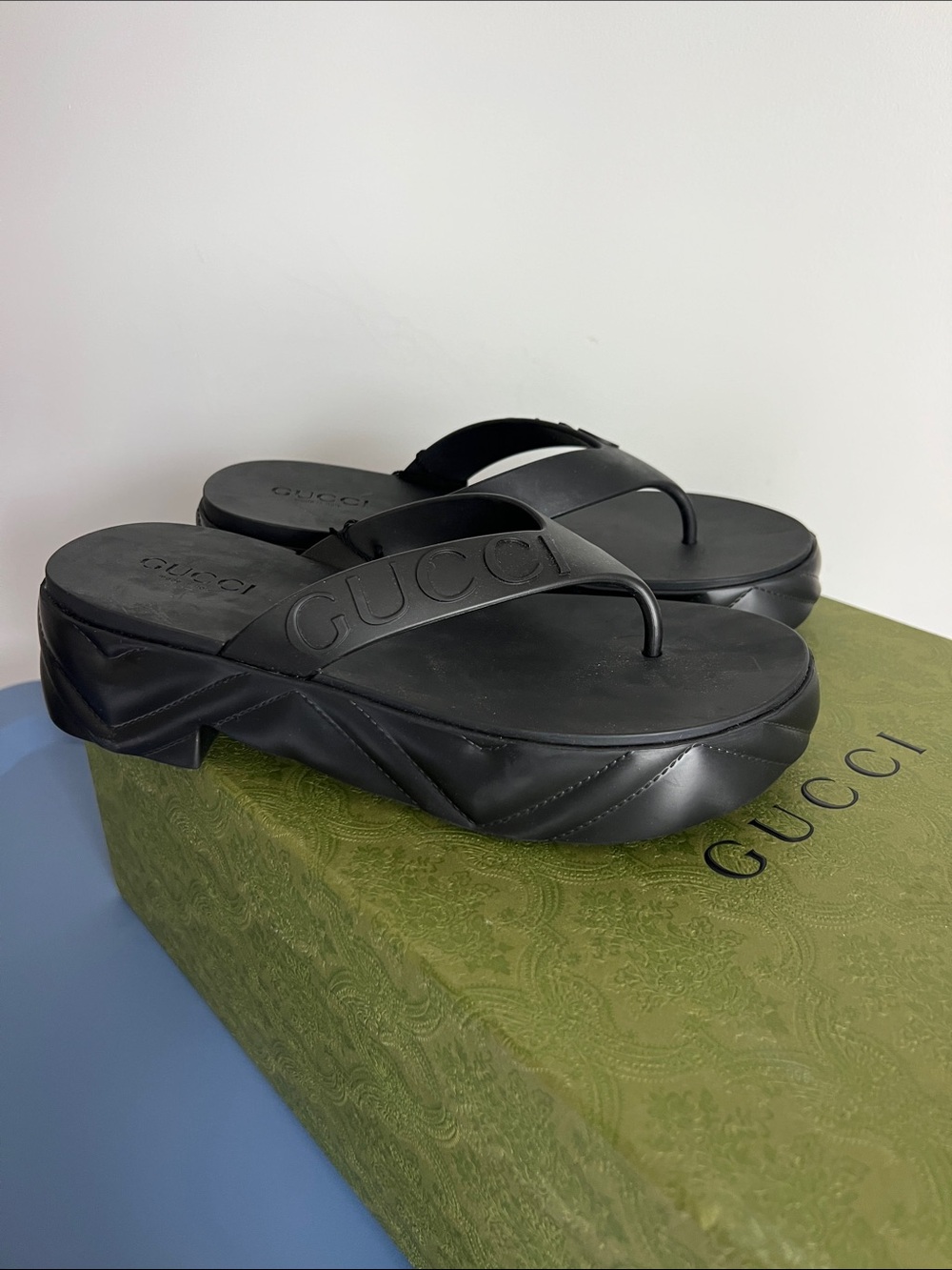 Gucci black shiny rubber platform chunky flip flop pool sandal chevron logo 39